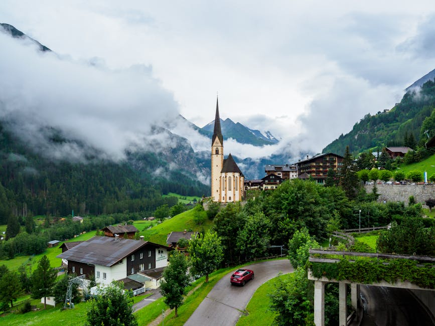 オーストリア、ケルンテン州の緑豊かな自然と霧に包まれた山々に囲まれた、絵のように美しいハイリゲンブルート教会の眺め。
