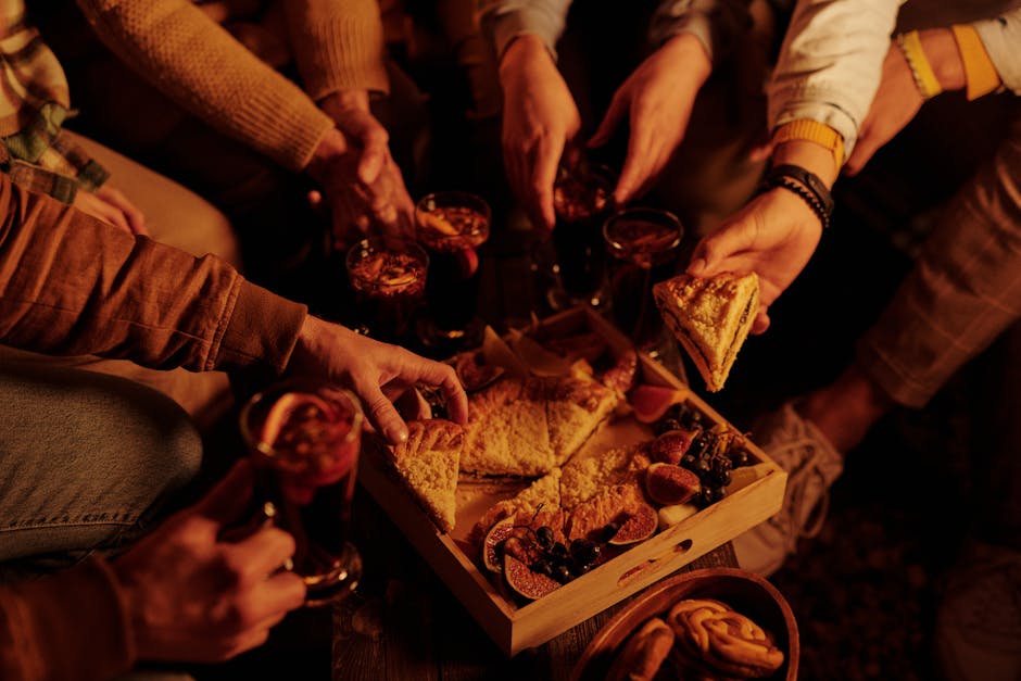 パーティーでグリューワインとパイを共有する作物の友人