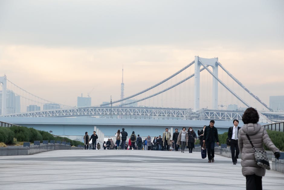 曇りの日に歩行者が歩く東京のレインボーブリッジの美しい景色。