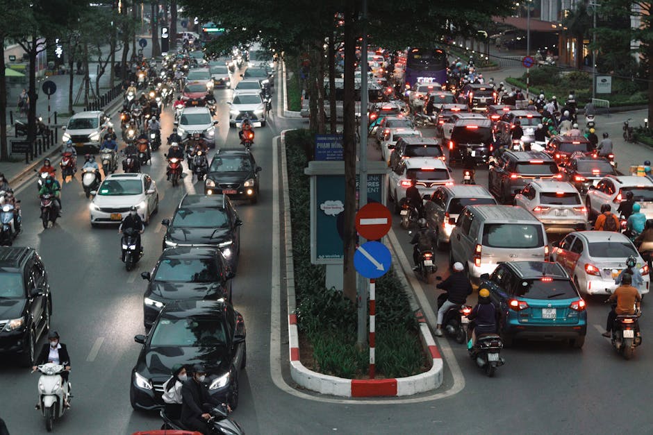夕方のラッシュアワーには車やバイクで混雑する賑やかな街の通り。