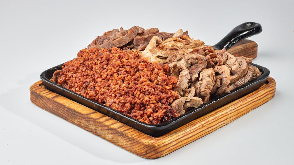 おいしい挽肉とスライス肉の盛り合わせを熱々のプレートに盛り付けました。