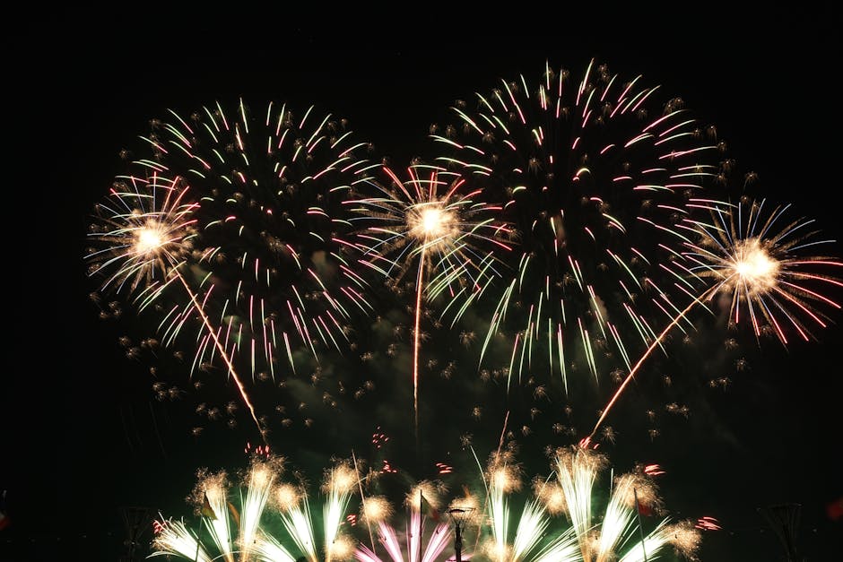 夜空にまばゆい花火が打ち上がり、鮮やかな色彩で暗闇を照らす。