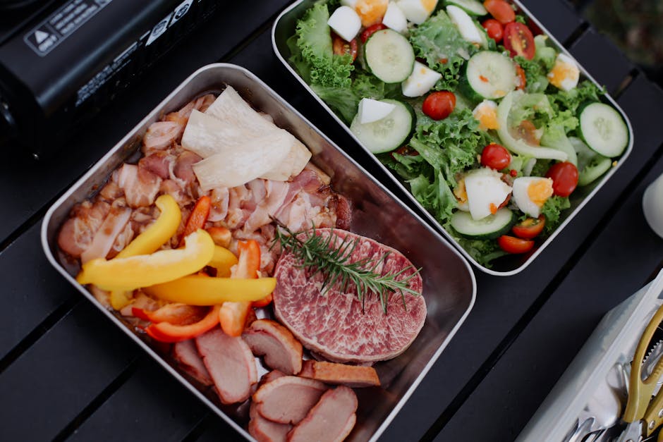 バーベキュー用に用意された、おいしい肉類と新鮮なサラダの材料の盛り合わせ。