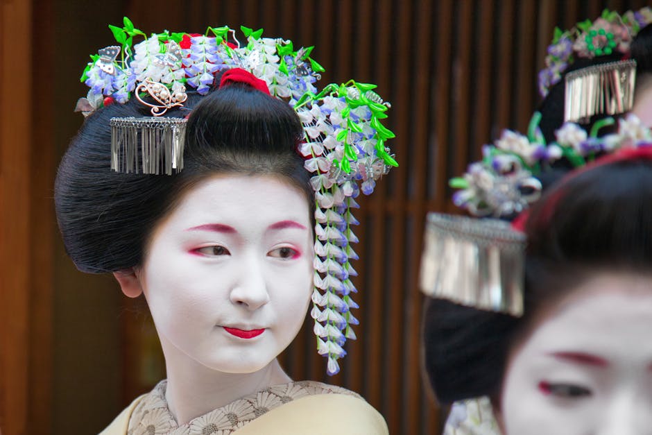 日本の京都で、精巧な髪飾りをつけた伝統的な芸者の肖像画。