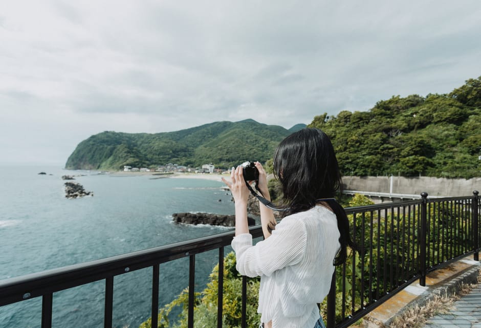緑豊かな山々と海の景色とともに、日本の西伊豆海岸の静かな美しさを捉えましょう。