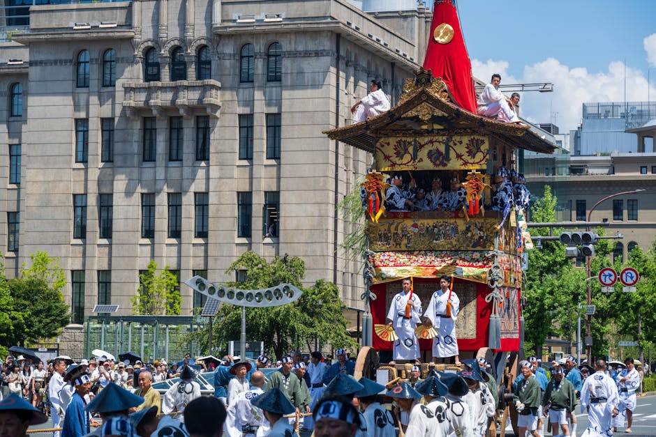 日本の晴れた日に行われたパレードで、伝統的な衣装をまとった参加者が乗った色鮮やかな山車。
