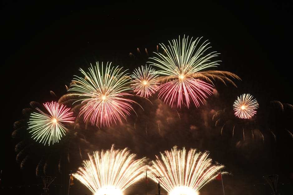 暗い夜空を背景に、鮮やかな色彩がほとばしる、迫力満点の花火ショー。
