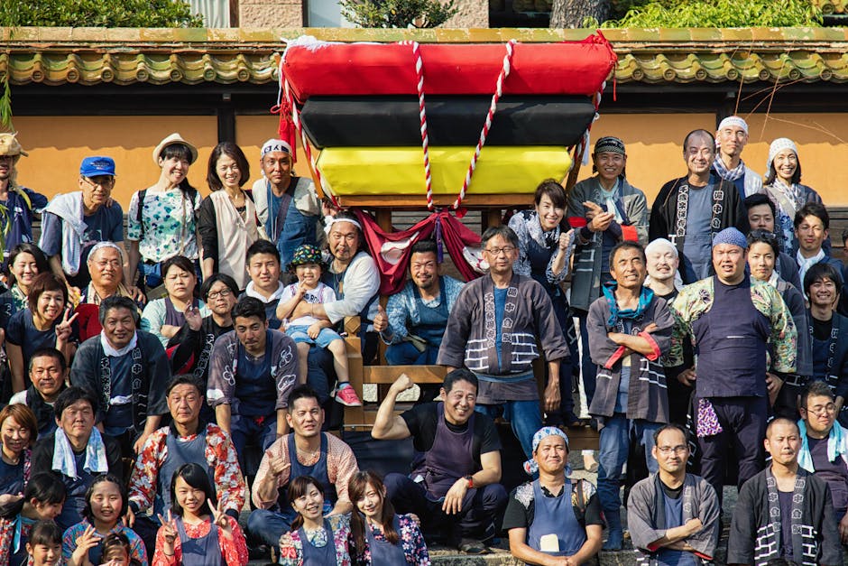 日本の倉敷市で伝統的な日本の祭りを祝う人々のグループ。