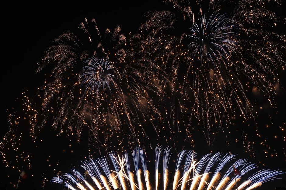 祝祭の際に夜空を照らす、息を呑むほど美しい色とりどりの花火。