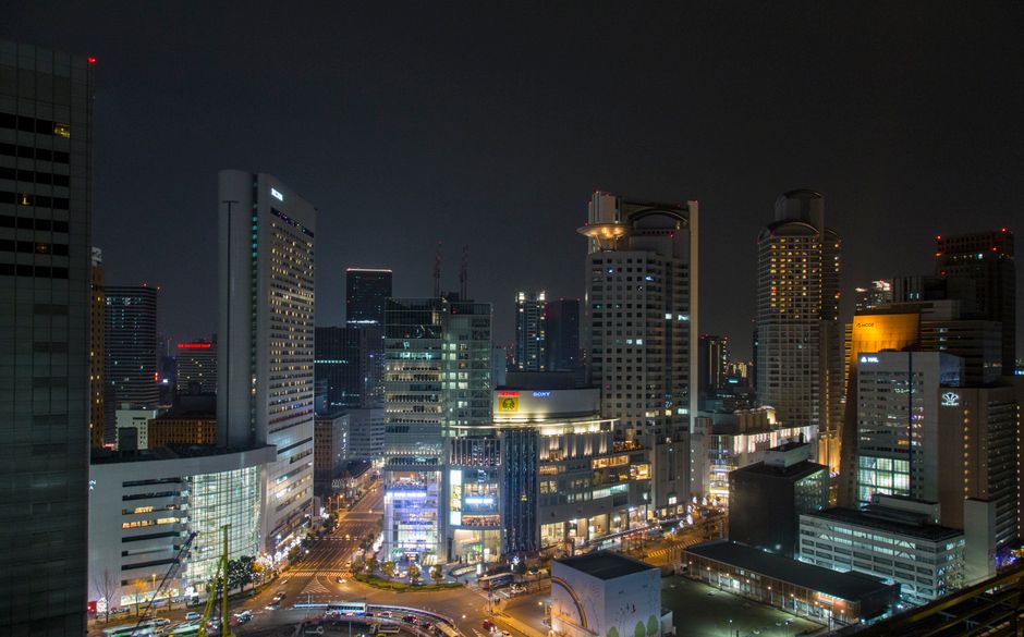 夜間の建物の写真