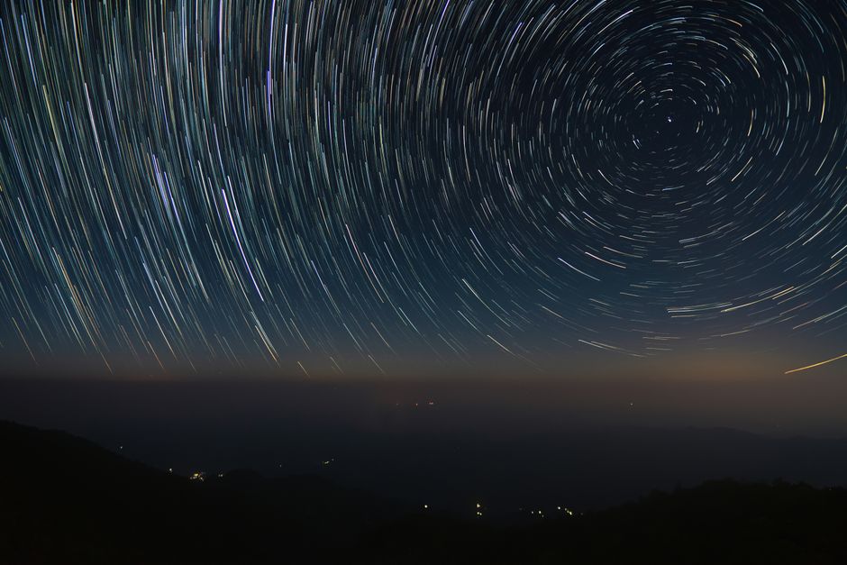 澄んだ夜空に浮かぶ円形の星の軌跡を捉えた魅惑的な長時間露光ショット。
