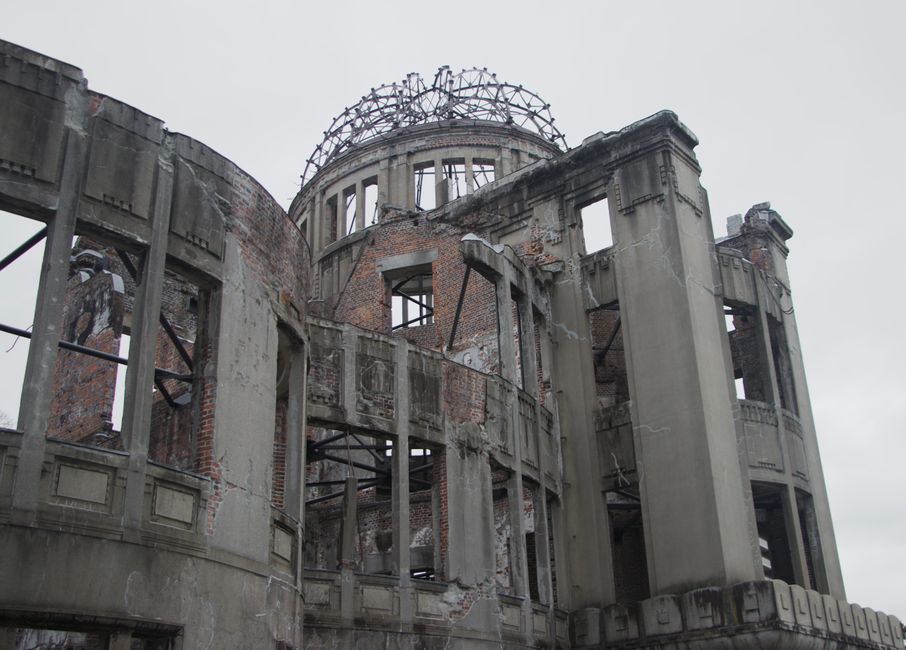 象徴的な広島平和記念ドームは、日本の歴史を厳粛に思い出させるものとして建っています。