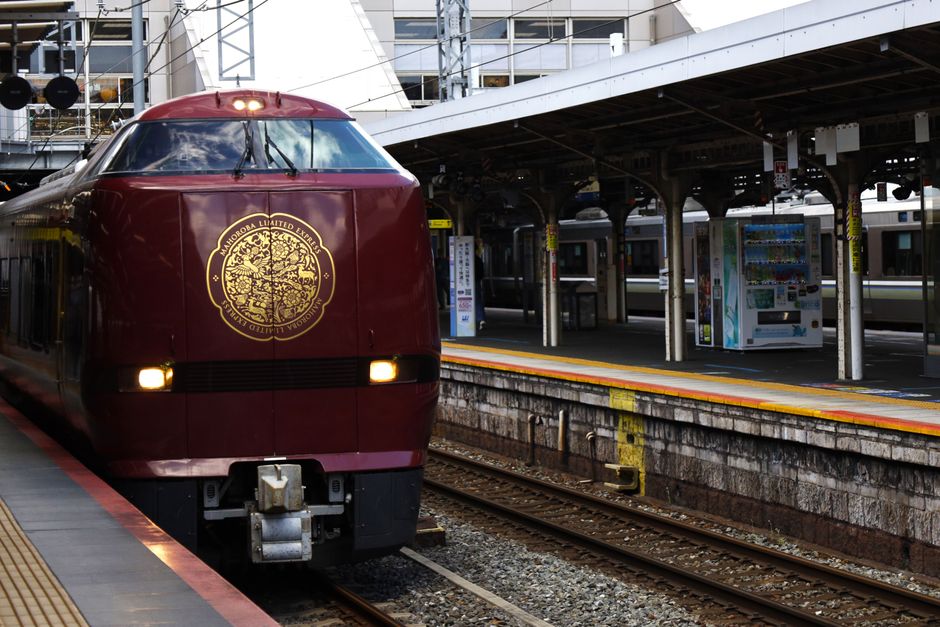 特急まほろばが、日本の京都駅のホームで出発を待っている。
