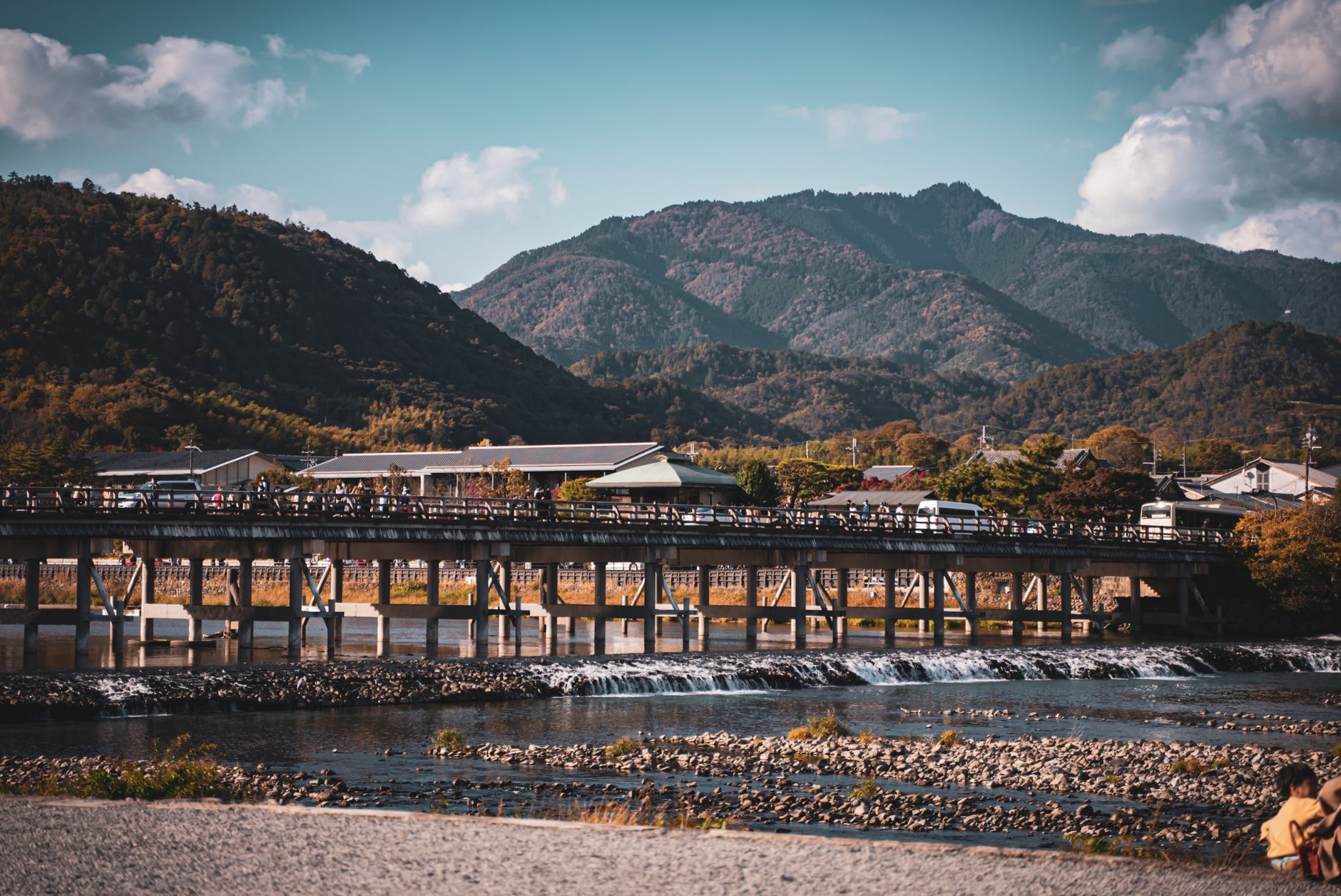 嵐山紅葉2026 秋の渡月橋と嵐山の山並み