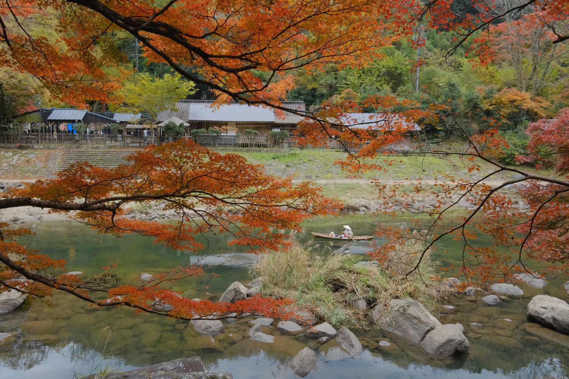 豊田市足助 巴川沿いの紅葉と川辺の風景
