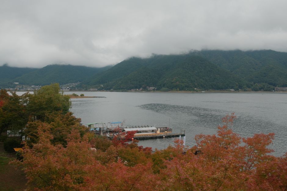 雲が低くかかった秋の河口湖と色づいた紅葉(雨天・曇天時の河口湖)