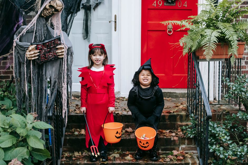 ハロウィンの仮装をした子ども2人がお菓子バケツを持つ様子(子連れハロウィンのイメージ)