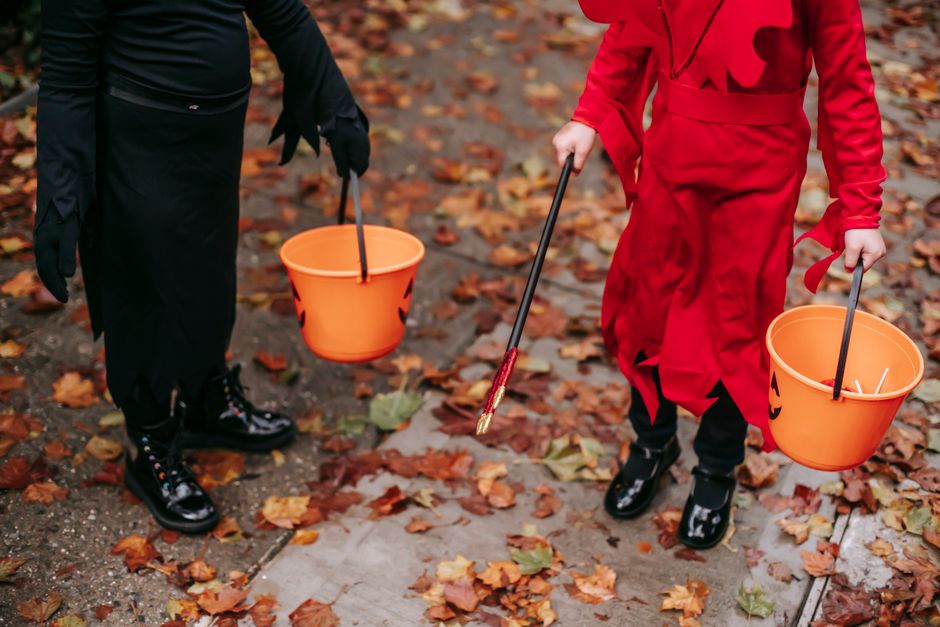 ハロウィンのお菓子ラリーで使うかぼちゃバケツを持った仮装の子どもたち(イメージ)