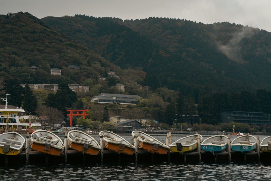 箱根紅葉2026 芦ノ湖畔と箱根の山並み