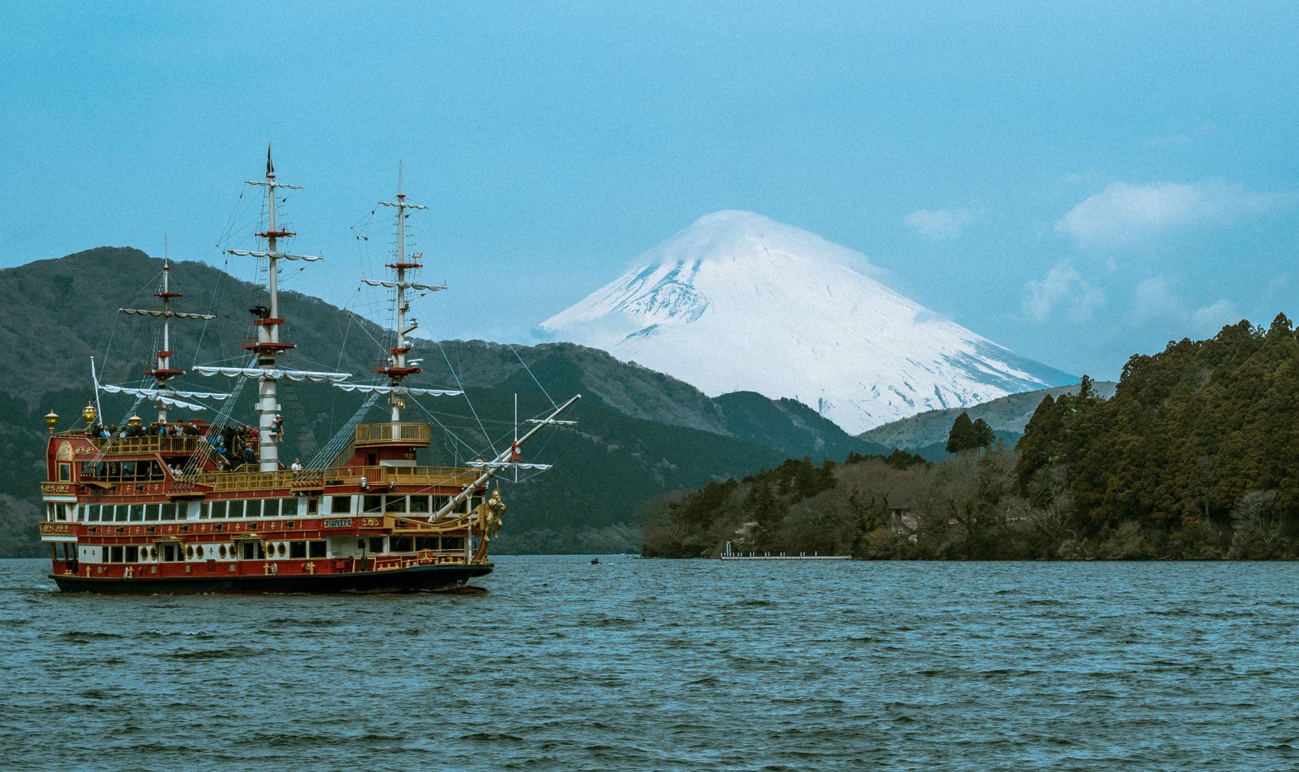 芦ノ湖を進む箱根海賊船と富士山