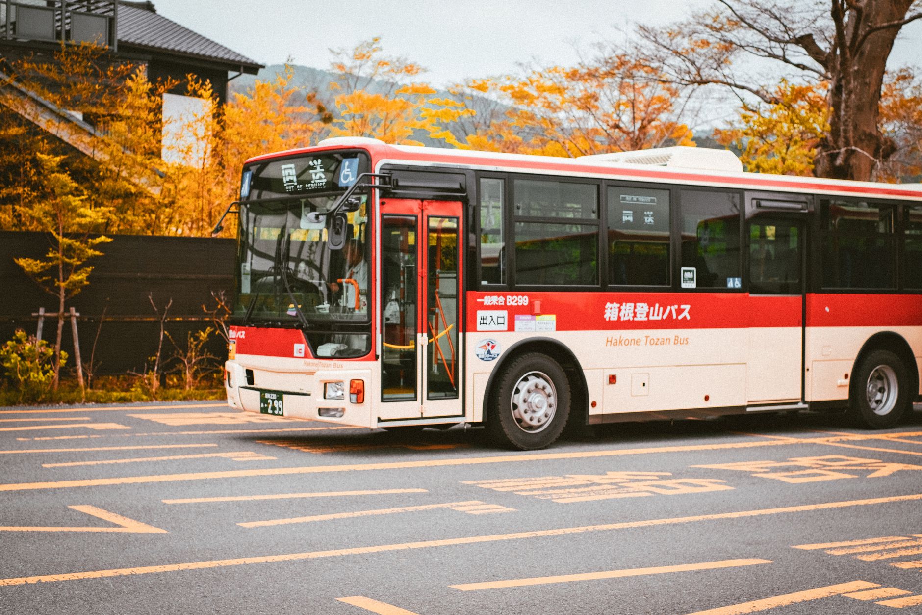 紅葉の中を走る箱根登山バス(箱根紅葉2026の渋滞回避は公共交通が便利)