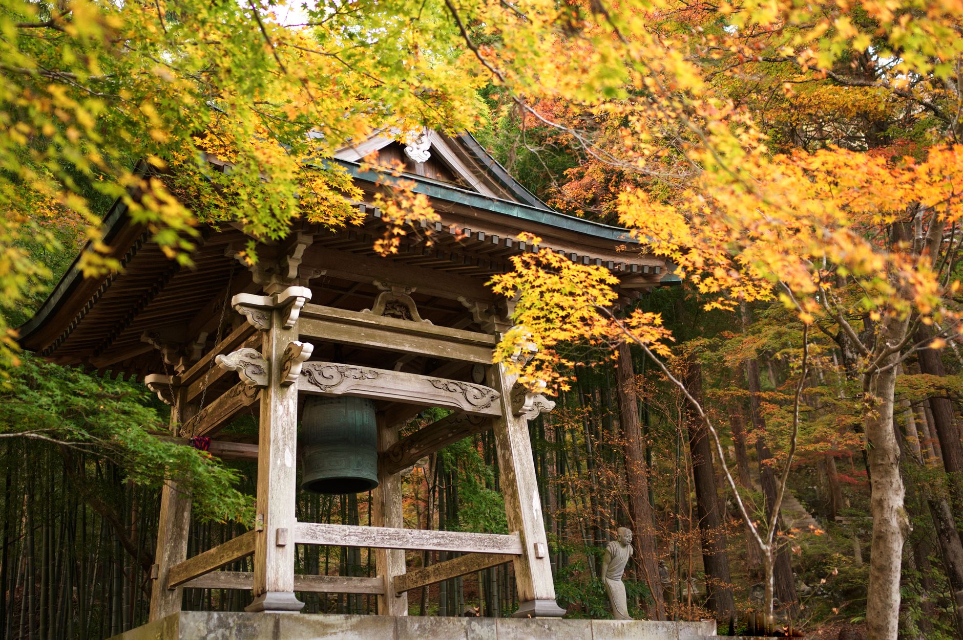 箱根の紅葉に囲まれた鐘楼