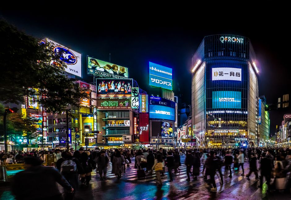 活気あふれる都市の灯りと尽きることのないエネルギーに満ちた東京の象徴的な中心地、渋谷交差点の賑やかなナイトライフを体験してください。