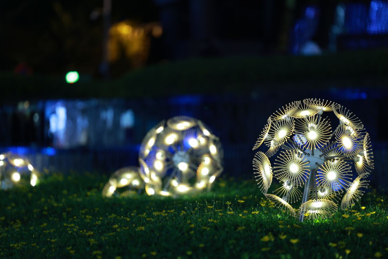 さがみ湖イルミリオンのイメージとなる芝生に並ぶ球体のイルミネーション