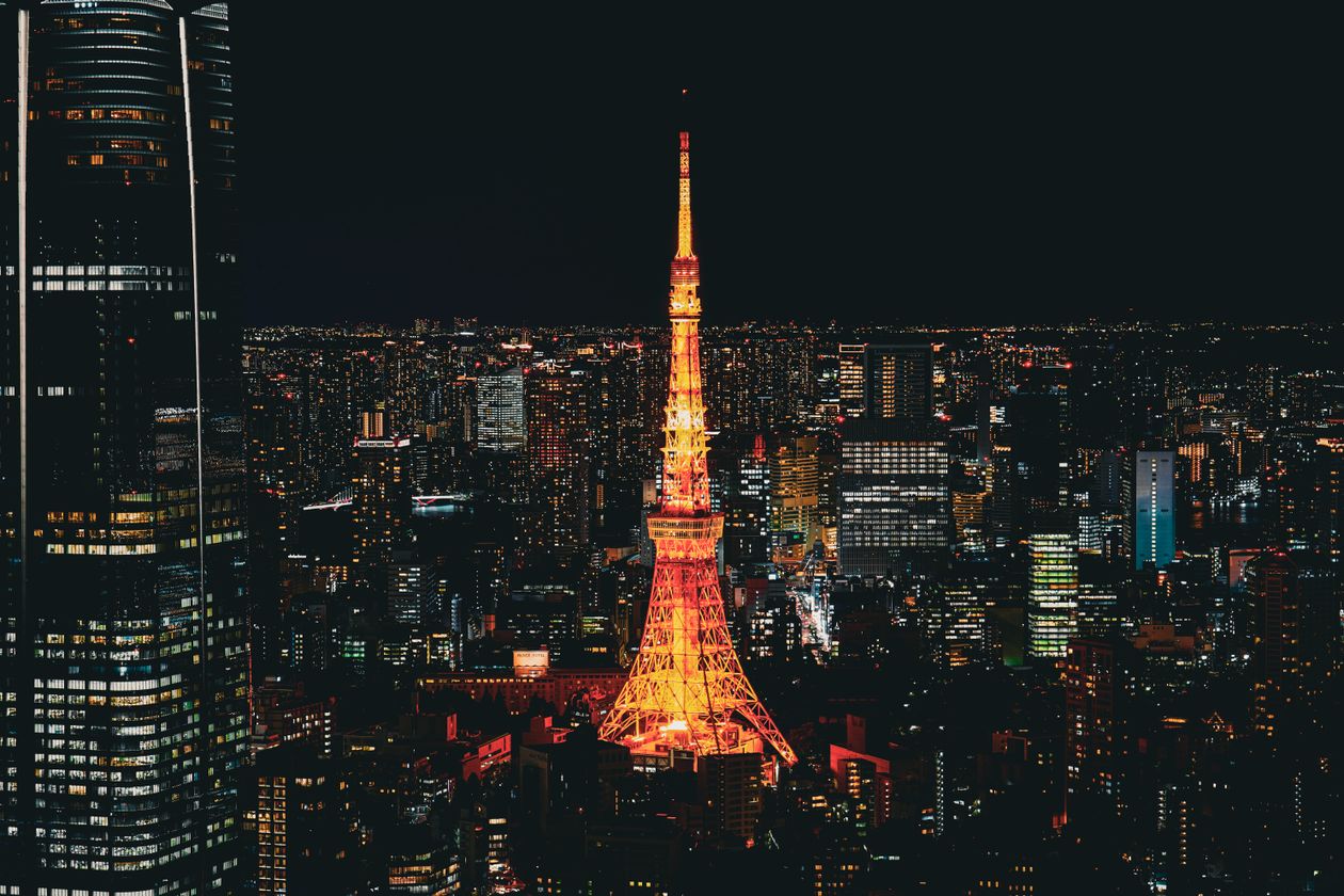 六本木から見えるライトアップされた東京タワーの夜景