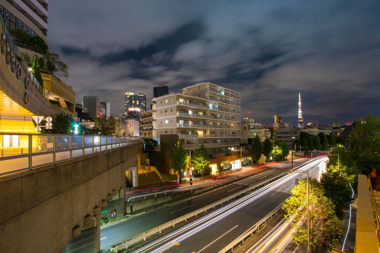 東京タワーが見える港区の夜の街並み