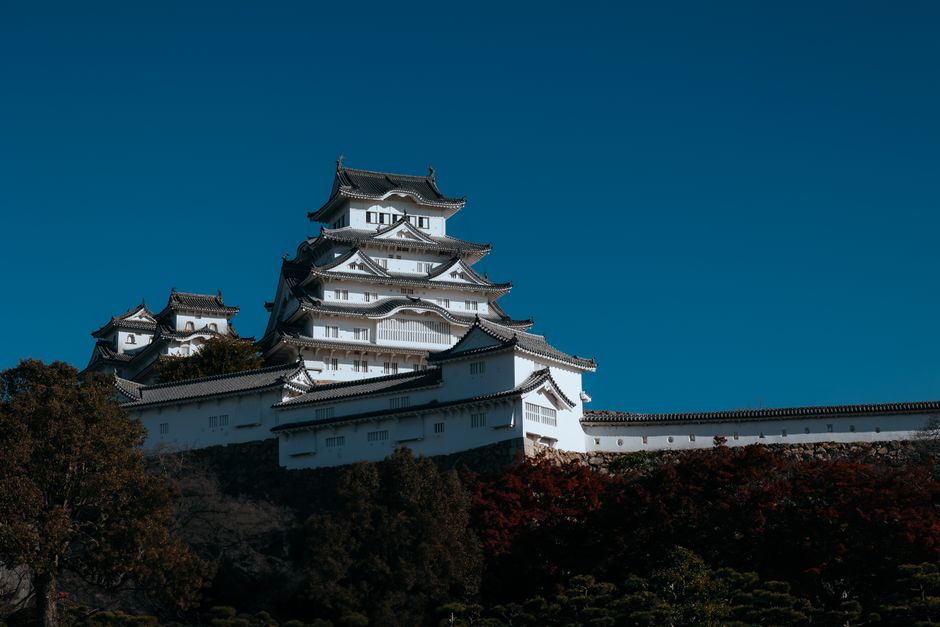 冬の青空に映える白い姫路城の大天守