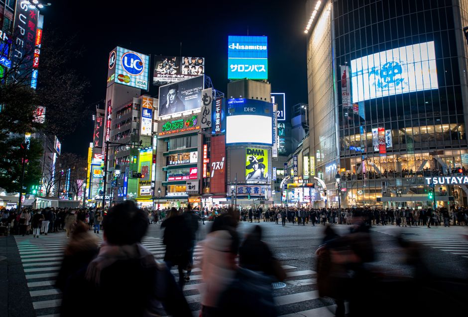 東京の象徴である渋谷スクランブル交差点で、ライトアップされた看板や人々の賑わいとともに、活気に満ちた都会のエネルギーを夜ごとに体験してください。